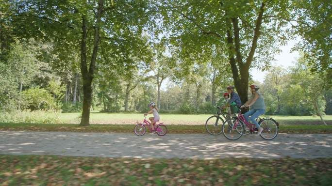 父母在公园里骑自行车