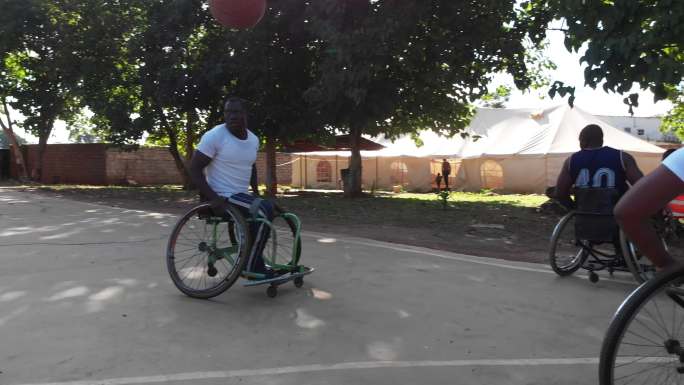 残障轮椅篮球运动员进行友谊赛
