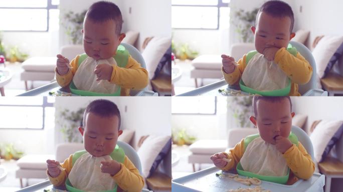 小男孩在玩他的食物