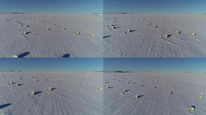 北方大雪覆盖的玉米地里打完捆的玉米秸秆