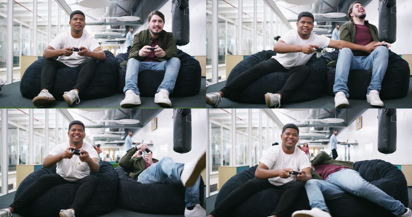 两名年轻商人在工作场所玩电子游戏