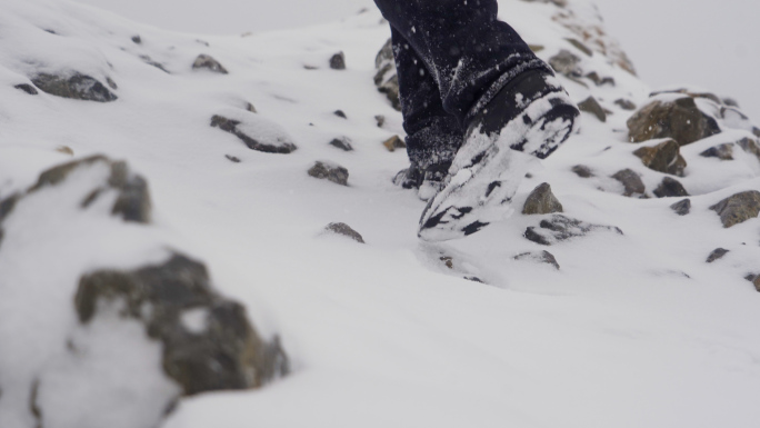 成功登顶雪山永攀高峰雪地脚印踏雪前进山顶