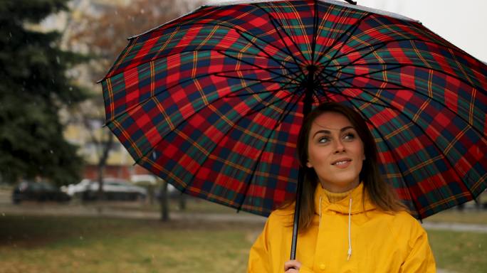 城市公园的雨天女性时尚电商模特美女护肤广