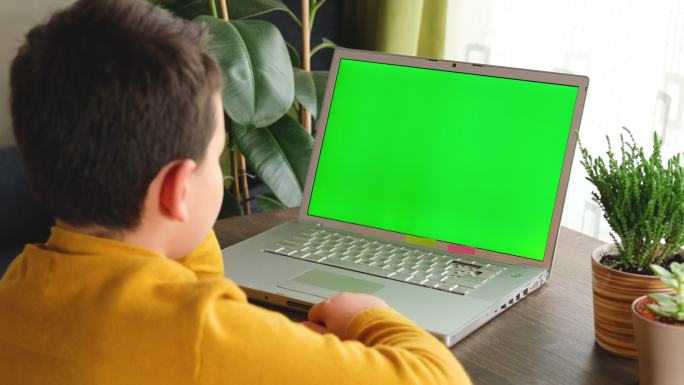 使用电脑的孩子绿屏绿布绿幕抠图后期抠像