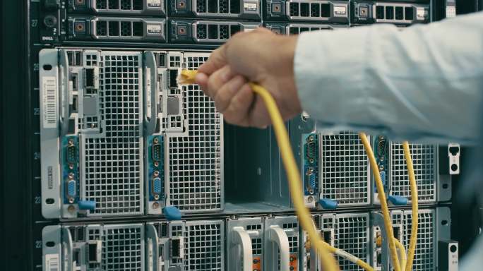 技术人员在服务器机房更换电缆的4k视频