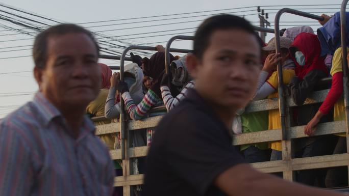 柬埔寨农村年轻人乘坐卡车去工厂上班