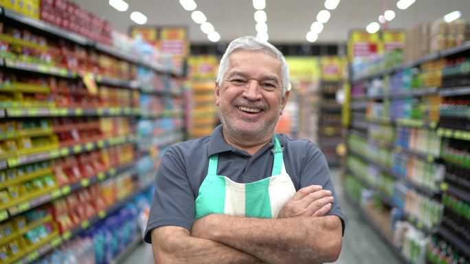 微笑的超市职员肖像