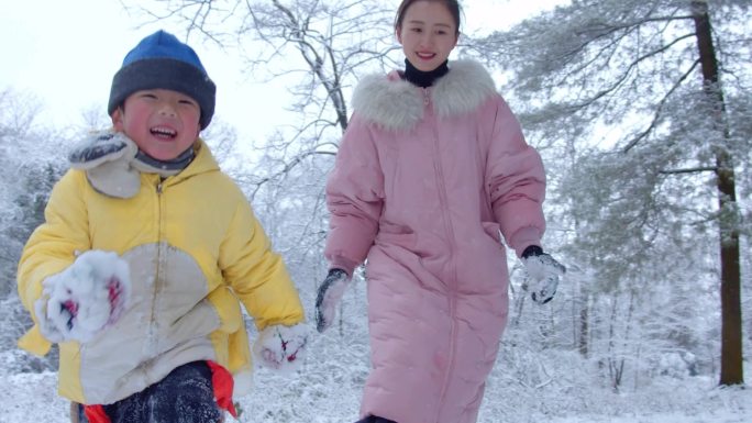 下雪天小孩雪地奔跑打雪仗