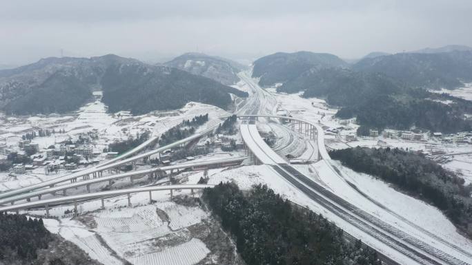 4K航拍建设中高速路雪景3组39秒