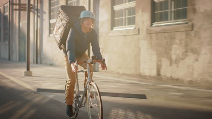 骑着自行车在路上外卖配送派送服务送货上门