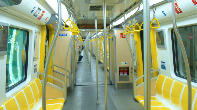 青岛地铁试运营，地铁车厢