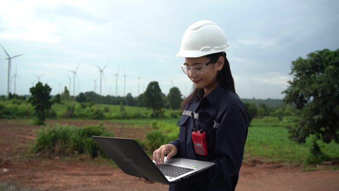 女性维护工程师在风力发电厂工作。