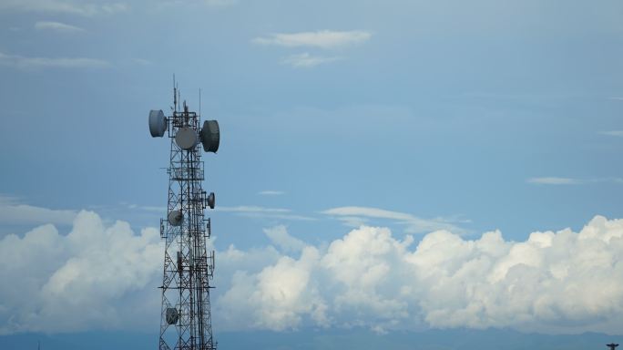 白云蓝天背景的电信塔杆