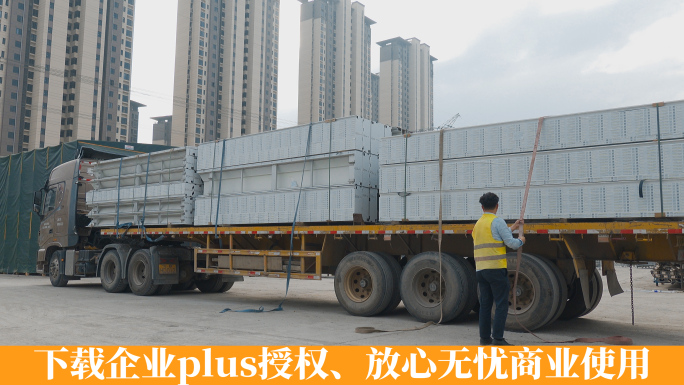 卡车司机捆绑货物卡车运输建筑材料