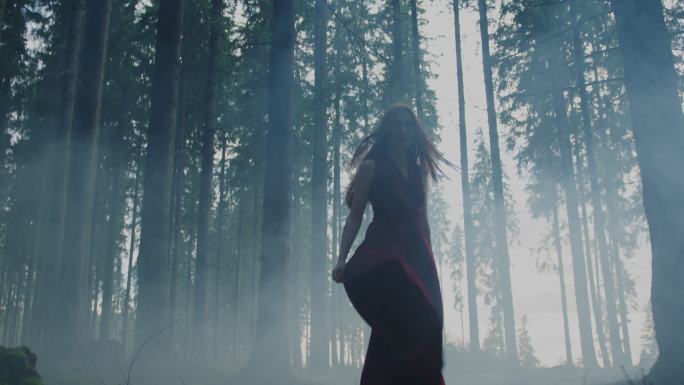 雾蒙蒙的森林里穿着衣服的女人