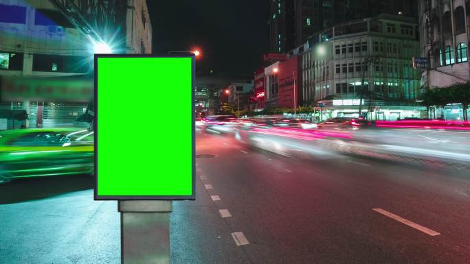 道路上用广告牌绿屏作广告。