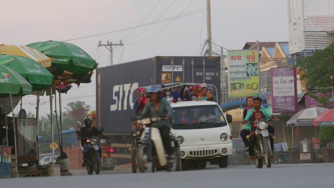 柬埔寨农村年轻人乘坐卡车去工厂上班