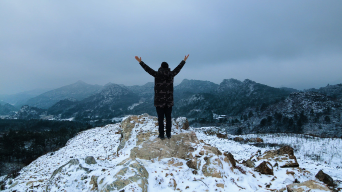 航拍成功登上雪山山顶拥抱蓝天励志意境素材