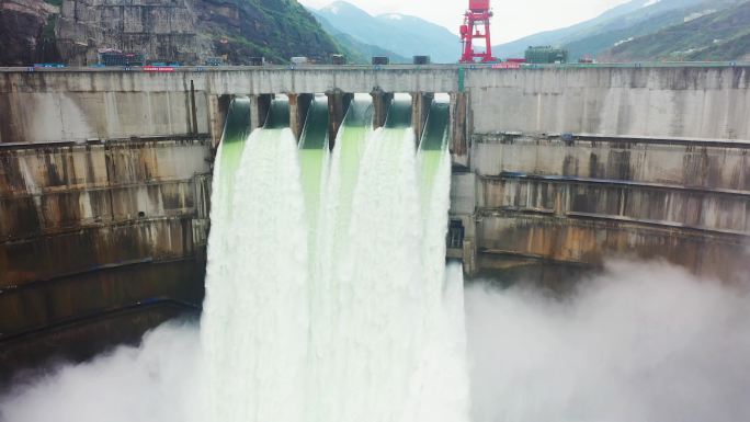 A154 白鹤滩水电站大坝出水航拍特写