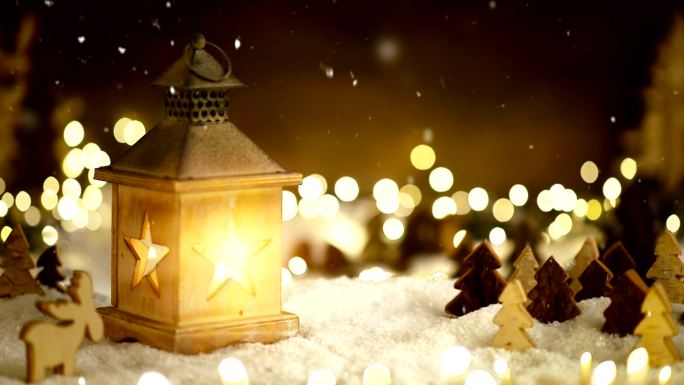 温暖的灯光和降雪中的圣诞节场景