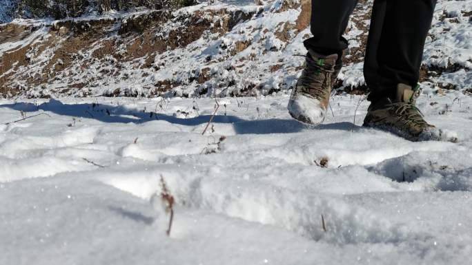 川西高原雪地里脚步雪地里徒步升格慢动作