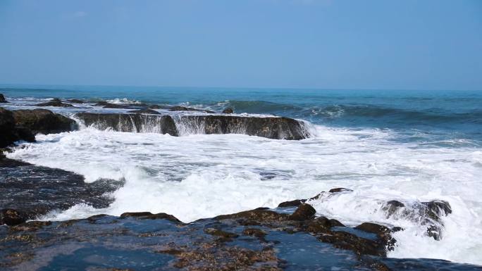 海浪拍打岩石素材