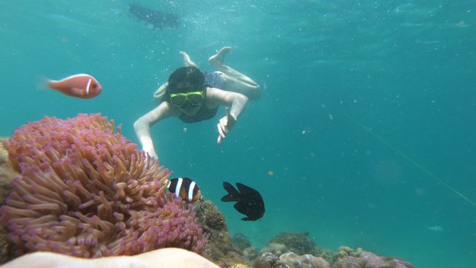 女子戴着潜水面罩潜入水下