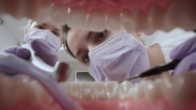 女性牙医补牙修牙种牙专家矫正牙齿