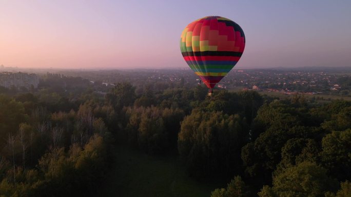 公园和河流上空彩色气球的空中无人机视图