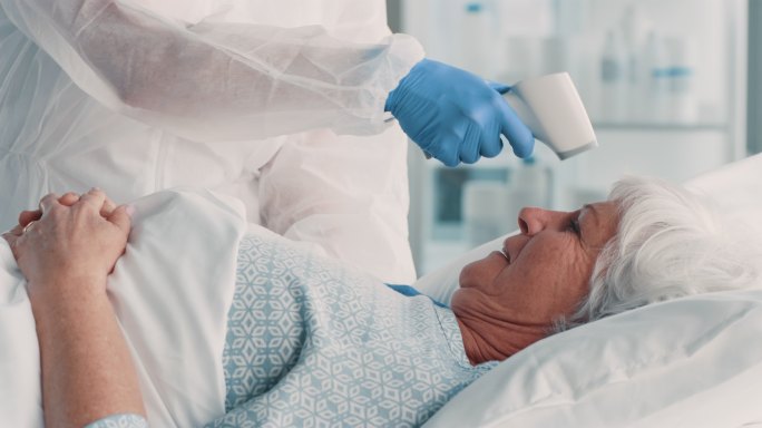 一名老年妇女在医院里被医生量体温