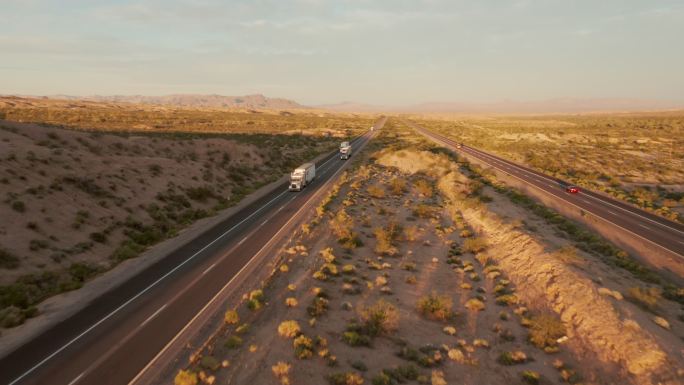 美国西部乡村州际公路上的长途半卡车