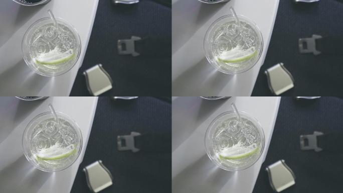 桌子上的酒杯饮品果汁水杯喝水