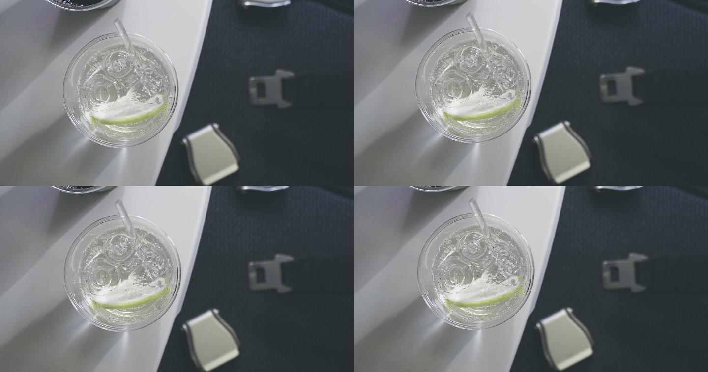 桌子上的酒杯饮品果汁水杯喝水