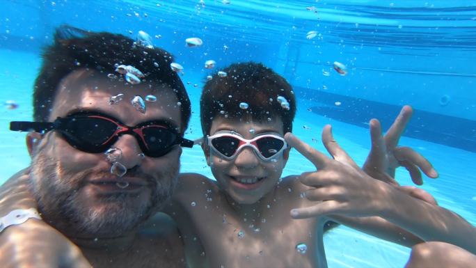水下游泳的父子慢动作升格镜头