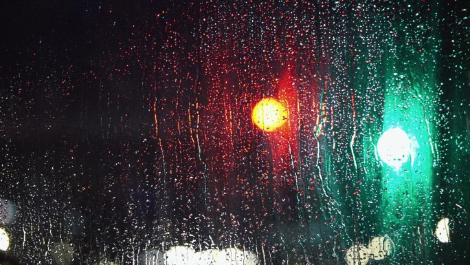 公交车玻璃上的雨水