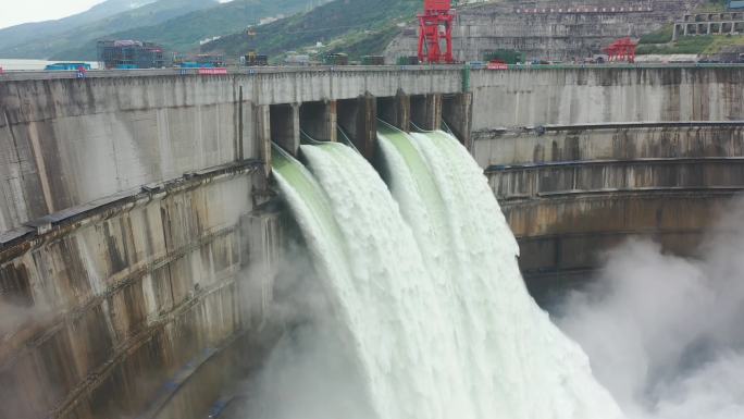 A156 白鹤滩水电站大坝出水航拍特写