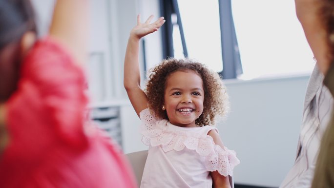 幼儿学校的孩子们在课堂上双手悬空