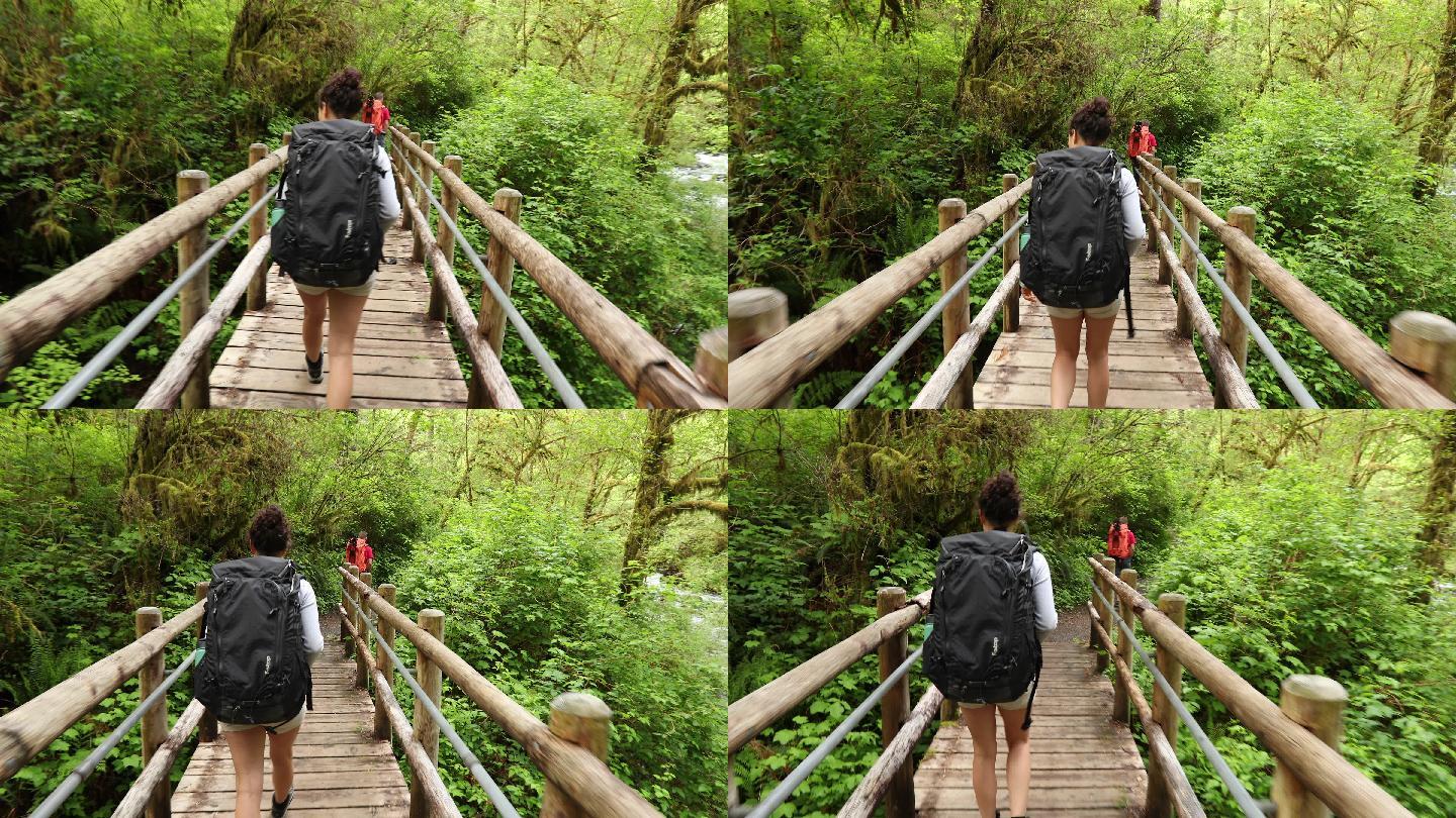 游客走在桥上野外木桥独木桥