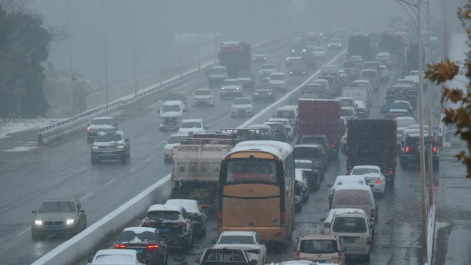 4K下雪天拥堵的长沙环线延时空镜