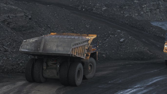 煤矿的巨型自卸卡车