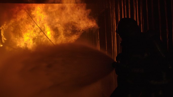 两名消防员在燃烧的大楼里灭火