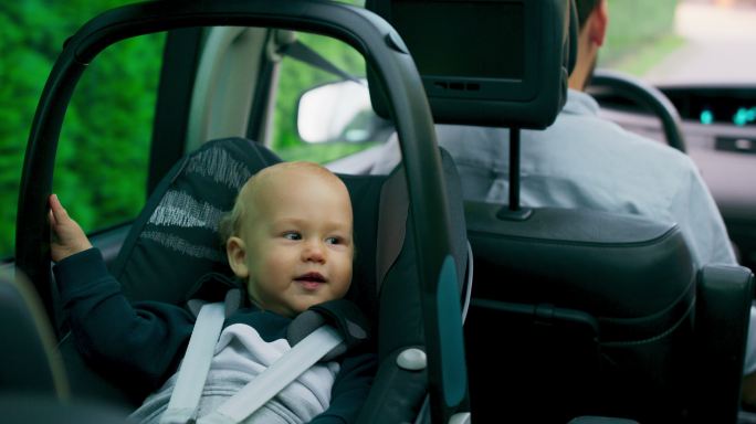 汽车后座上的婴儿安全座