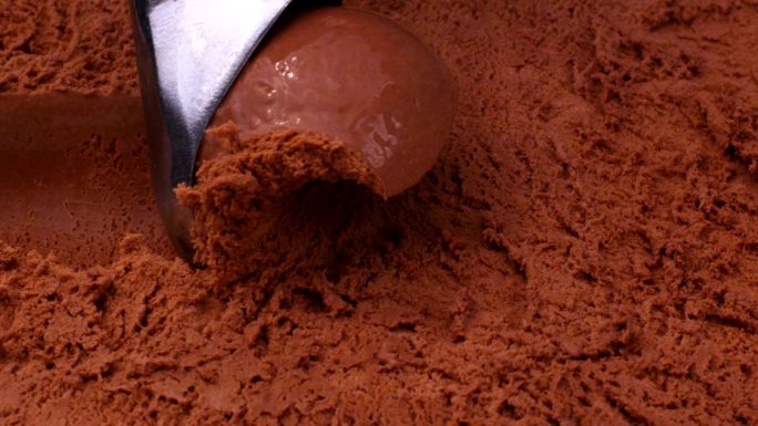 舀巧克力冰淇淋高热量食物咖啡