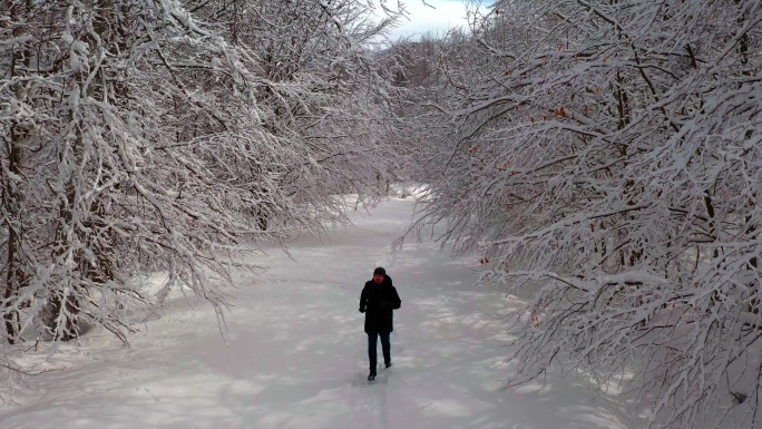 在雪地里奔跑的男人