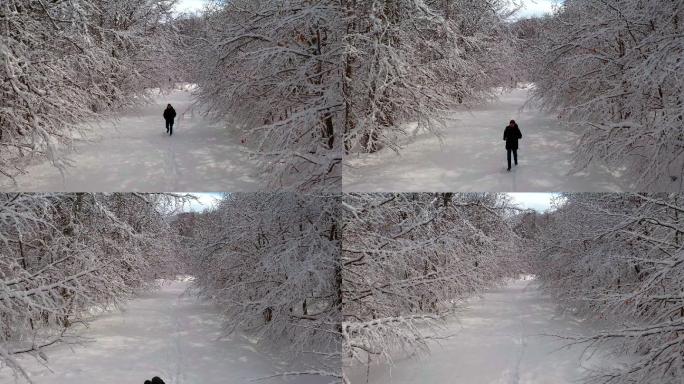 在雪地里奔跑的男人