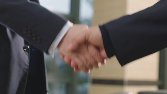 商人在办公室握手签订合同男人手牵手商业加