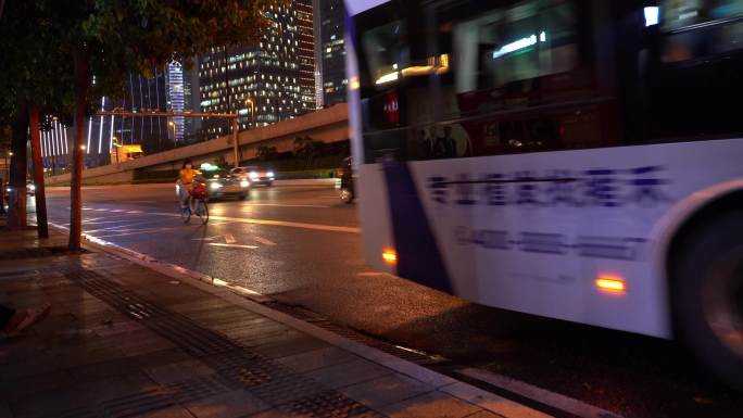 广州天河夜晚等公交车