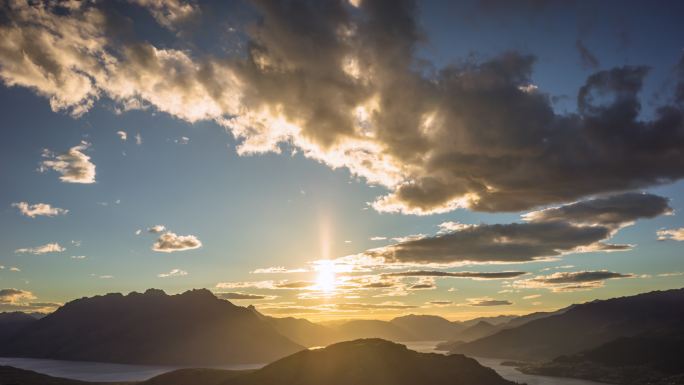 皇后镇湖景山顶日落景观