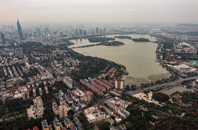 4K南京深秋雾霾天玄武湖航拍延时全景