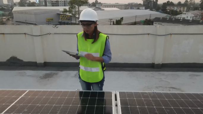 工程师检查安装的太阳能电池板